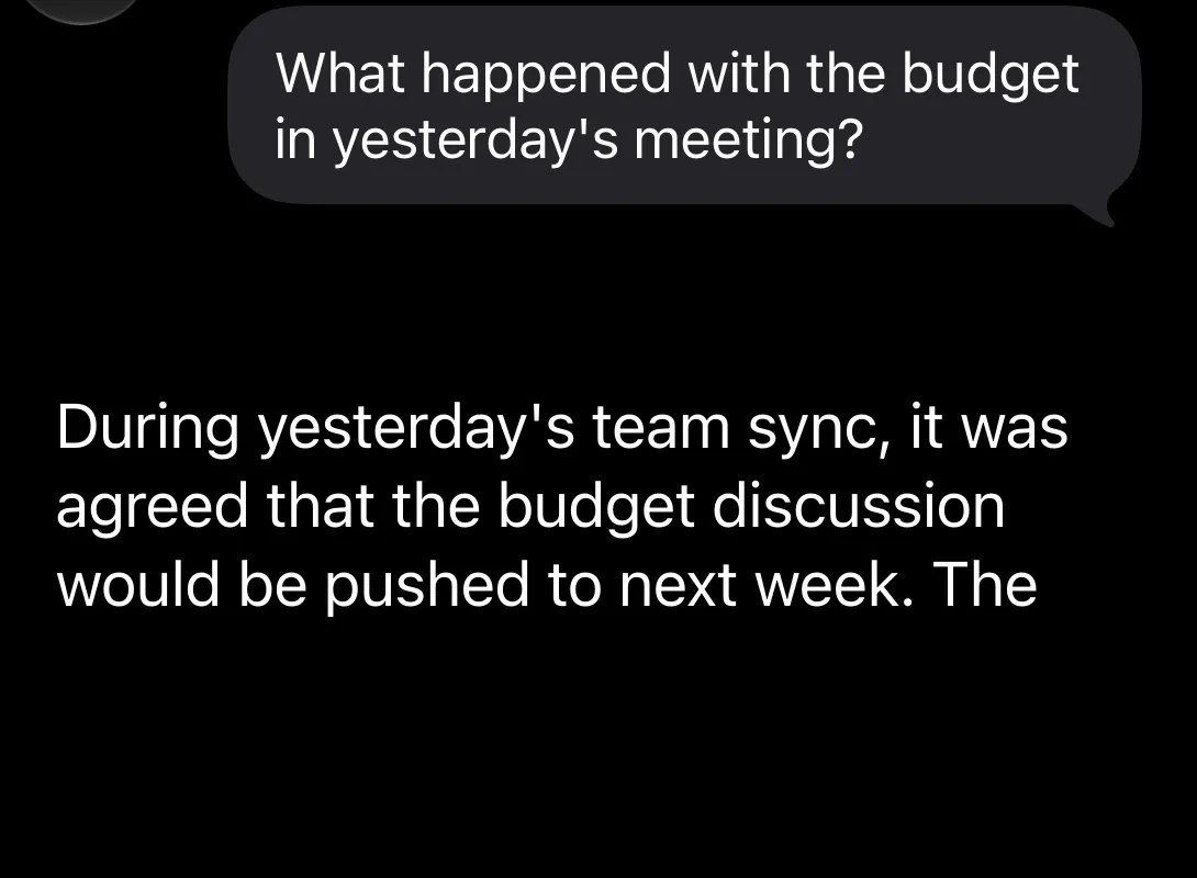 L’app Siri su un dispositivo, con scritto «Com’è andata con il budget nella riunione di ieri?» e sotto le prime righe della risposta